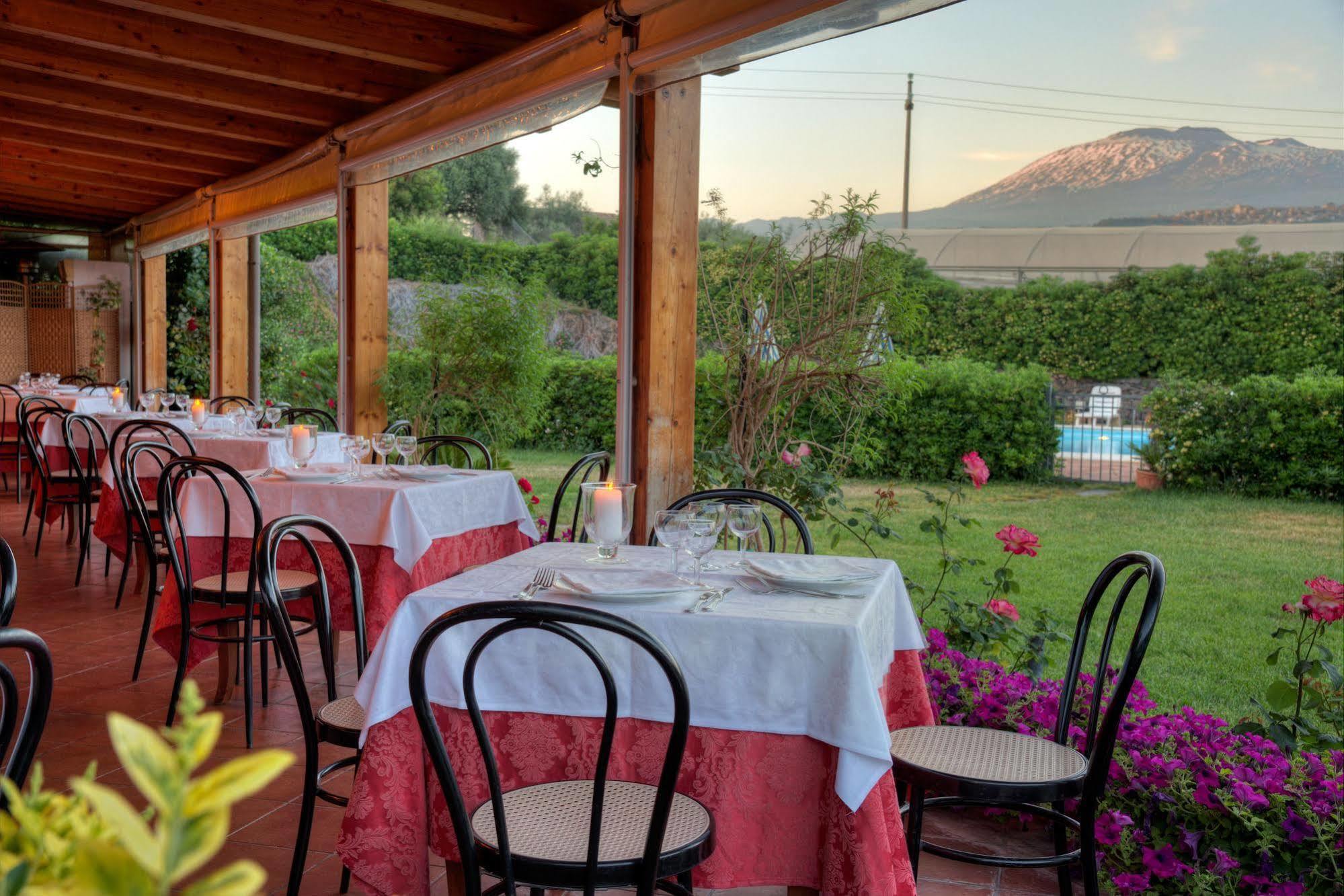 Agriturismo Biologico Corte Aragonese Santa Maria di Licodia Exterior photo